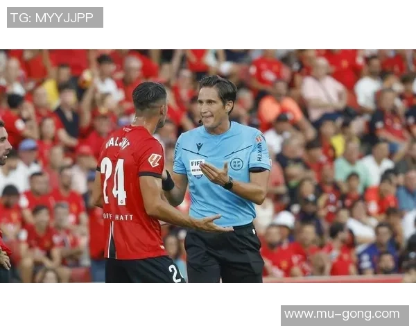 西甲激战巴萨逆转拜仁点球争议引发全场热议